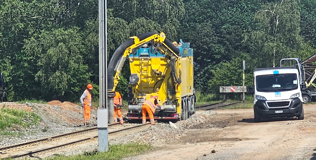 Alter verschlammter Bahnschotter absaugen Alter verschlammter Bahnschotter absaugen