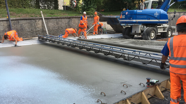 Bild vom Einbau des Betons Bild vom Einbau des Betons