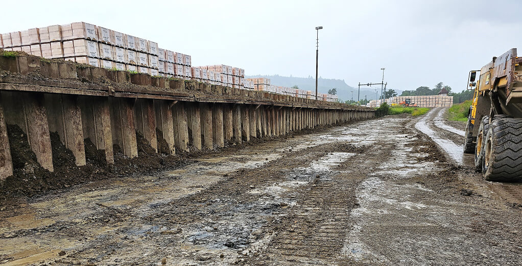 Kippgosse mit Dumper